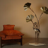 Grand lampadaire en laiton en forme de flamant rose, orné de feuilles de ginkgo sculptées, années 1970