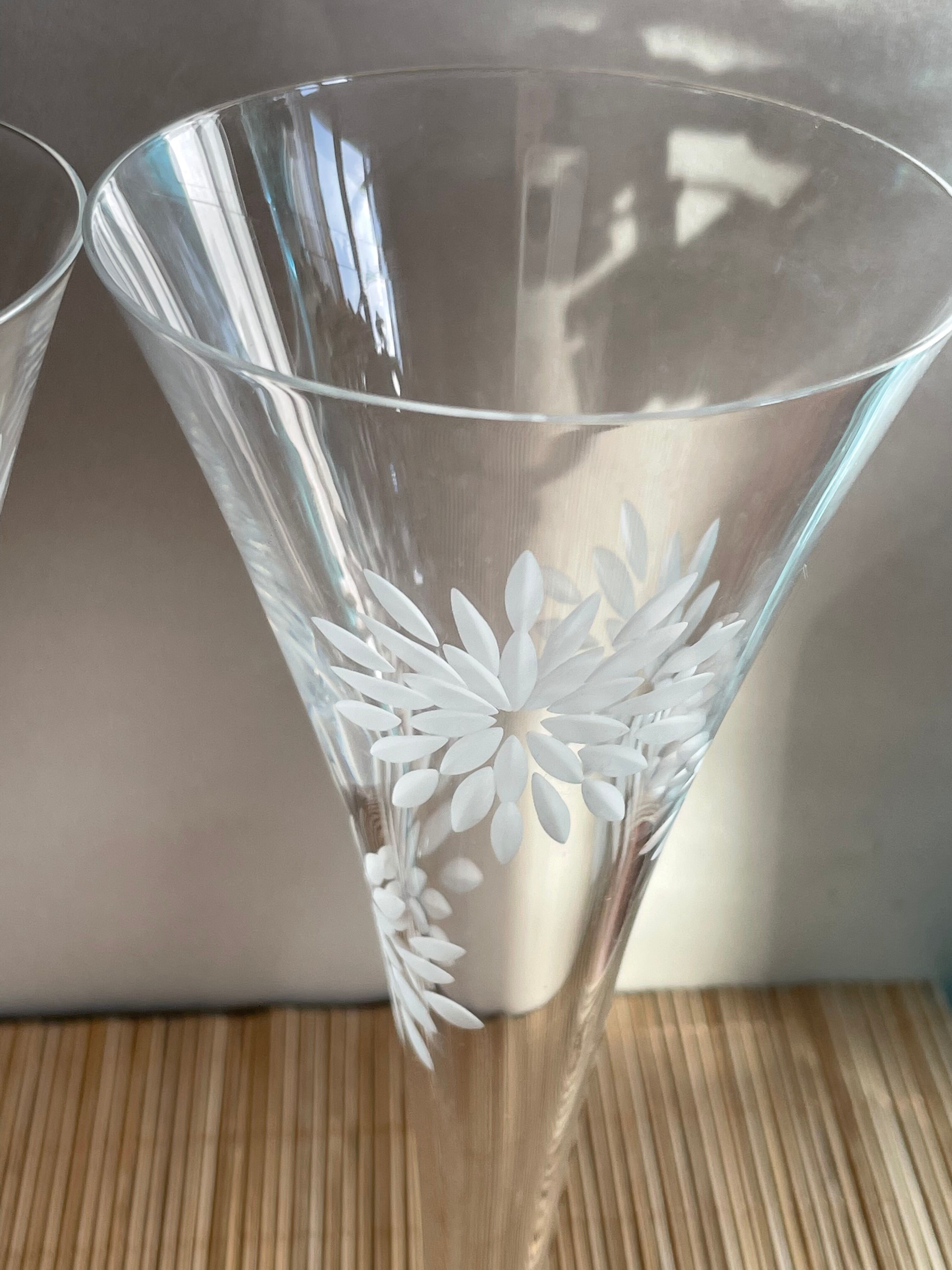 4 champagne flutes in crystal engraved Marguerite