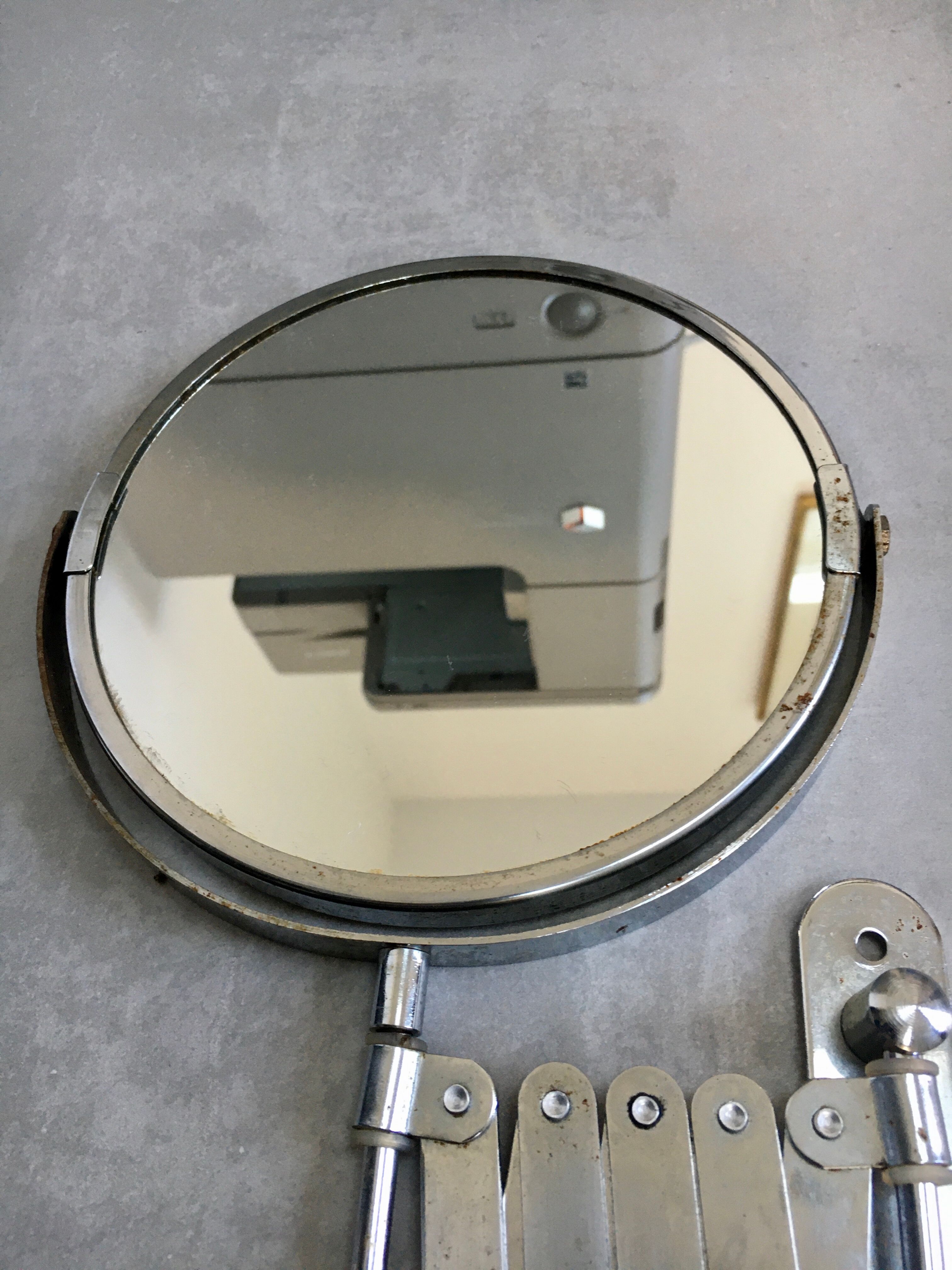 Round and articulated vintage mirror    38x33cm