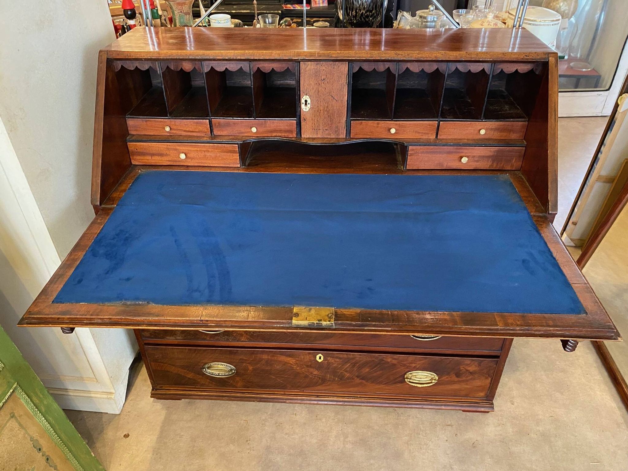 Bureau scriban anglais xixeme acajou avec tiroirs ferrures bronze boutons en os