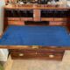 Bureau scriban anglais xixeme acajou avec tiroirs ferrures bronze boutons en os