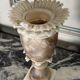 Paire de vases en albâtre bicolore, vers 1900, manques sur la collerette