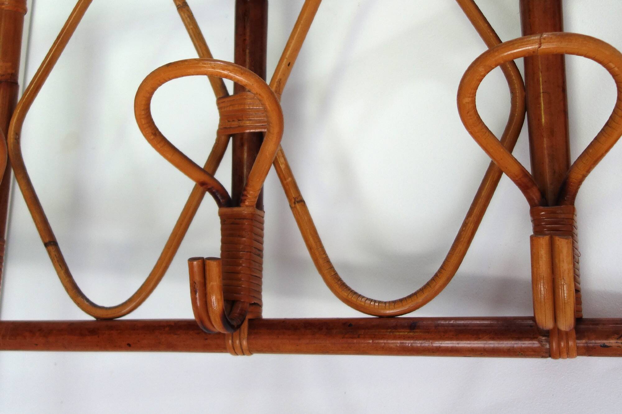 Vintage wall coat rack in bamboo and rattan.