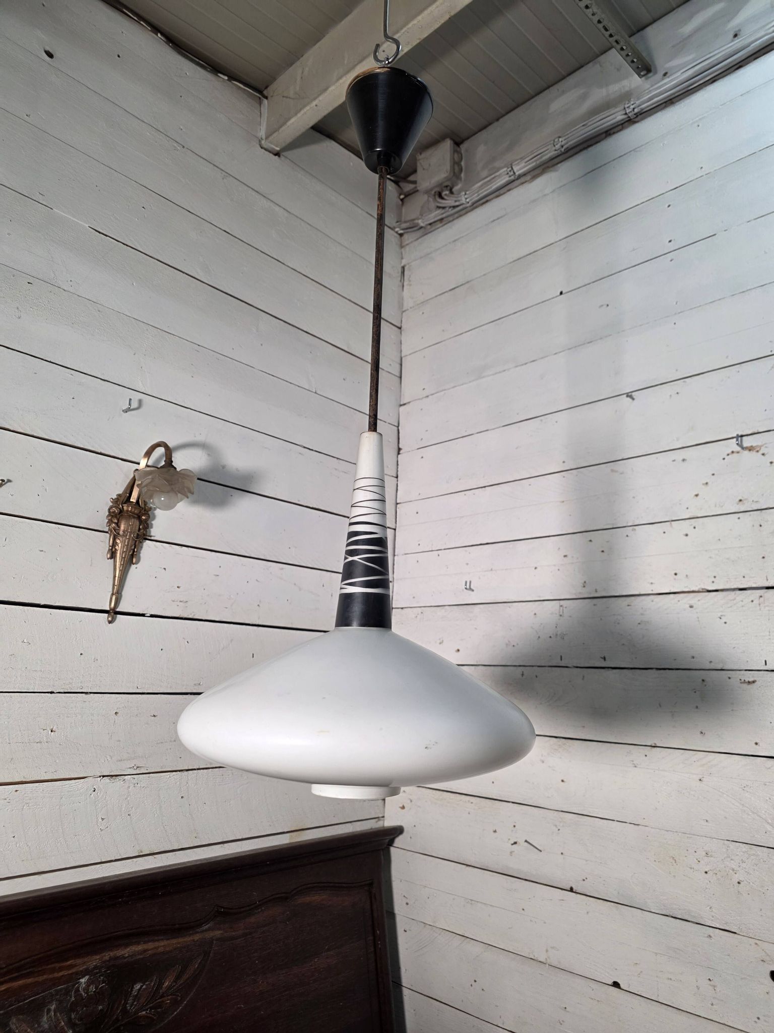 Suspension scandinave en opaline des années 60