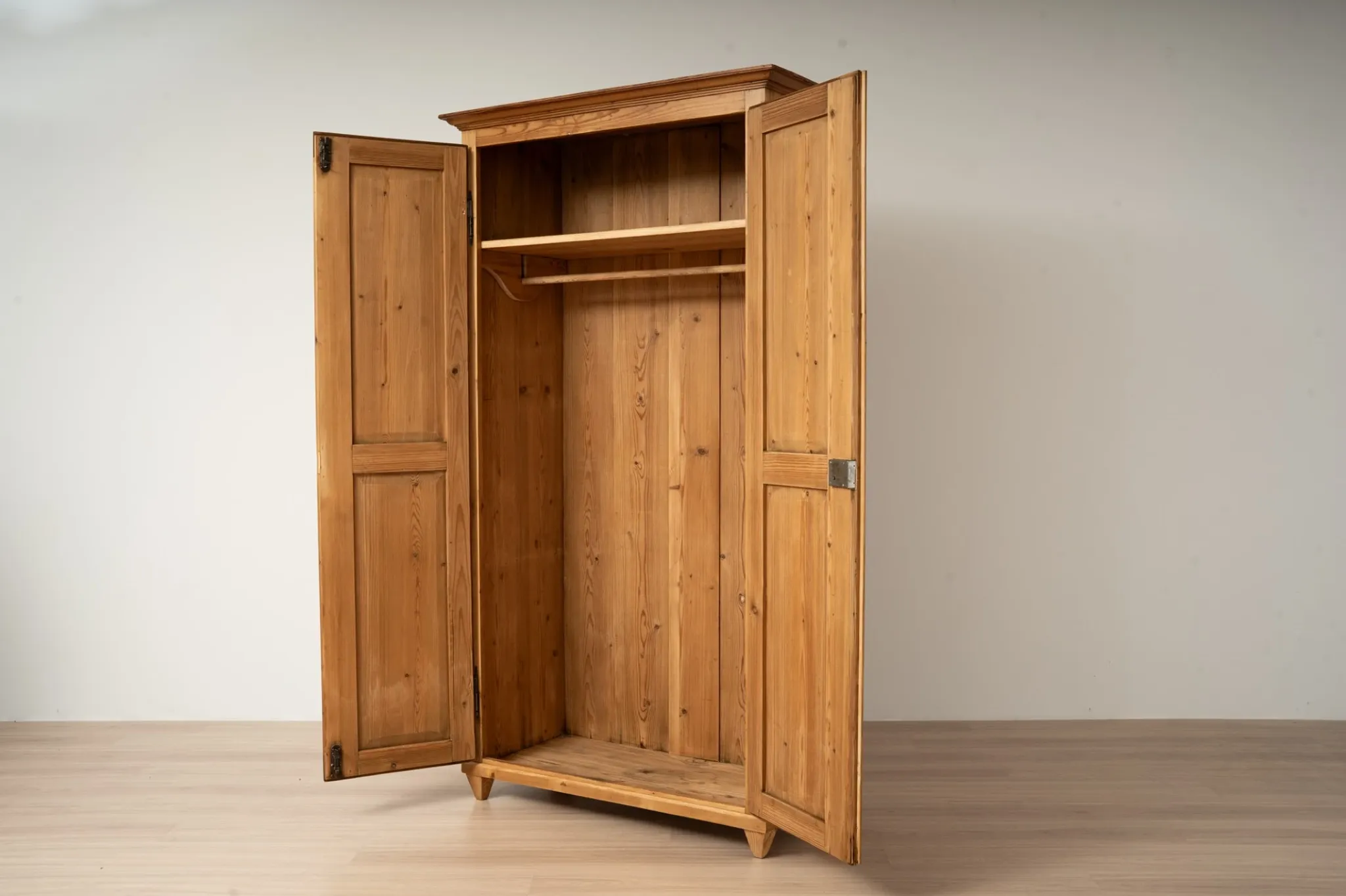 Antique German Pine Wardrobe with Hanging Rail and Shelf, Late 19th Century