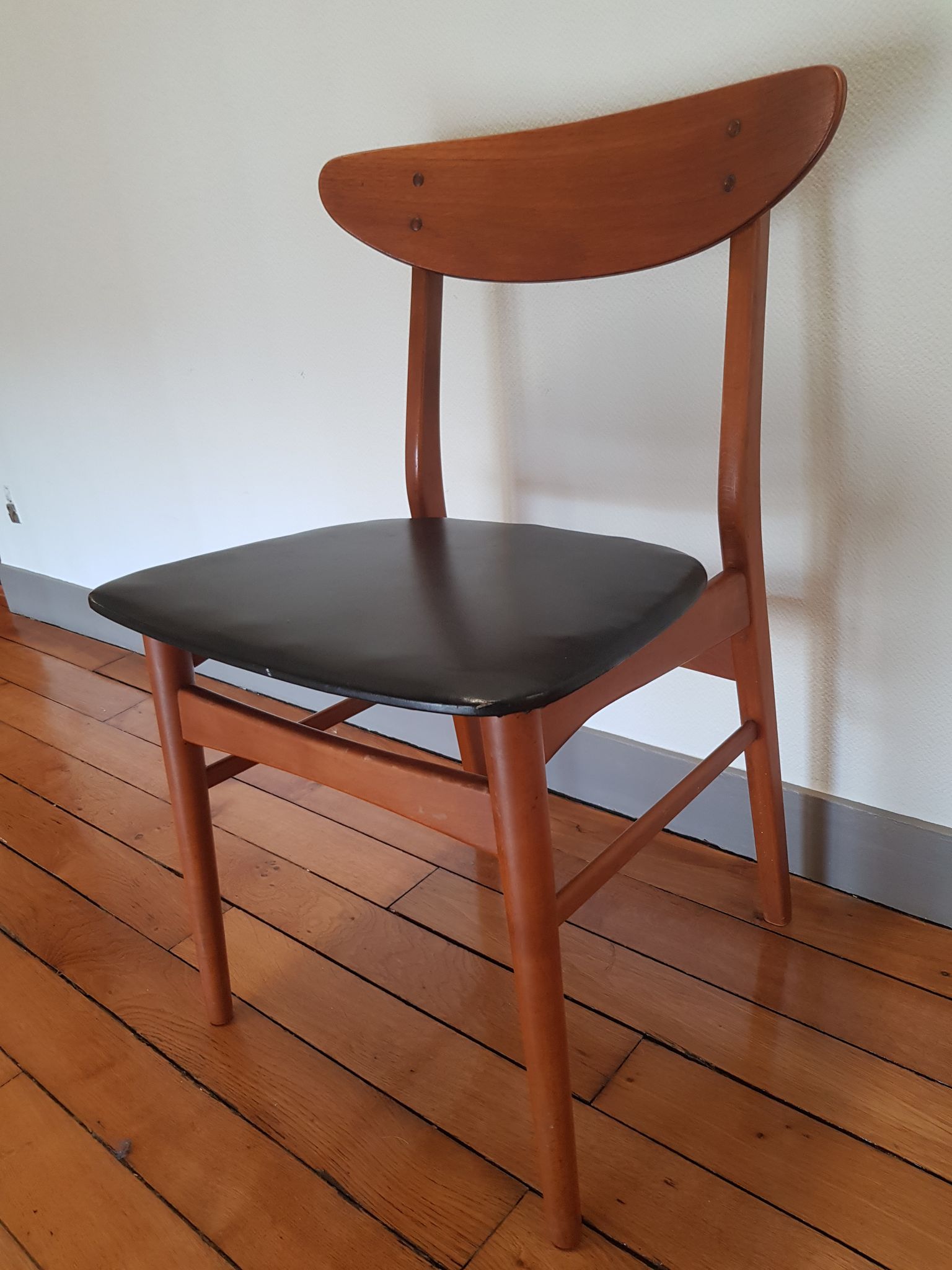 Chaise danoise en teck et skai noir