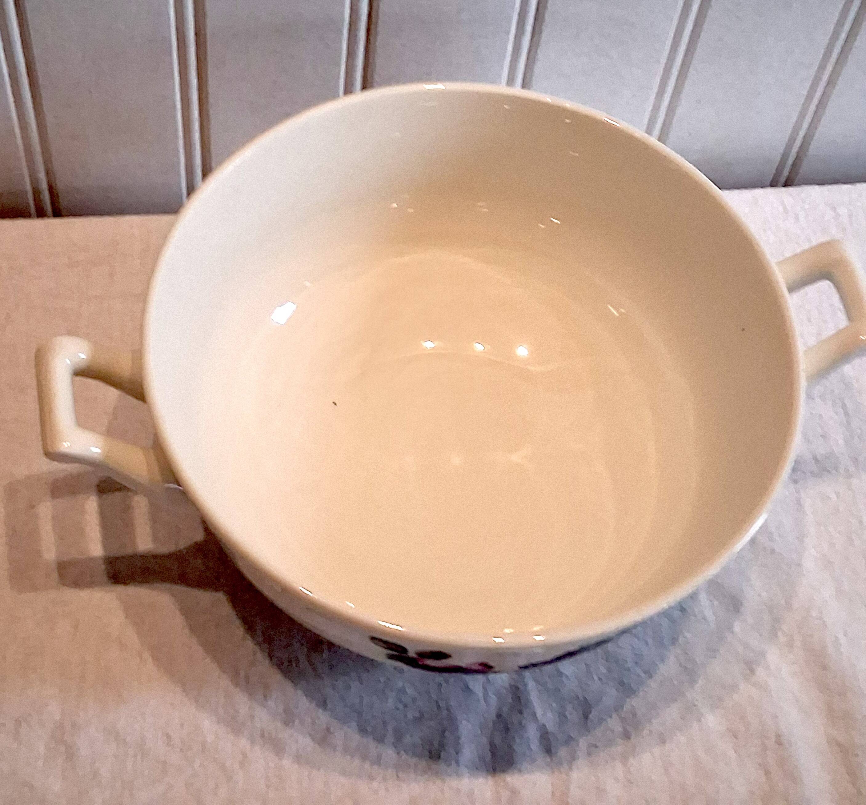 Very pretty soup tureen from Gien model "Chinon" in very good condition.