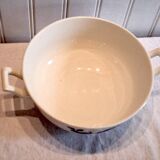 Very pretty soup tureen from Gien model "Chinon" in very good condition.