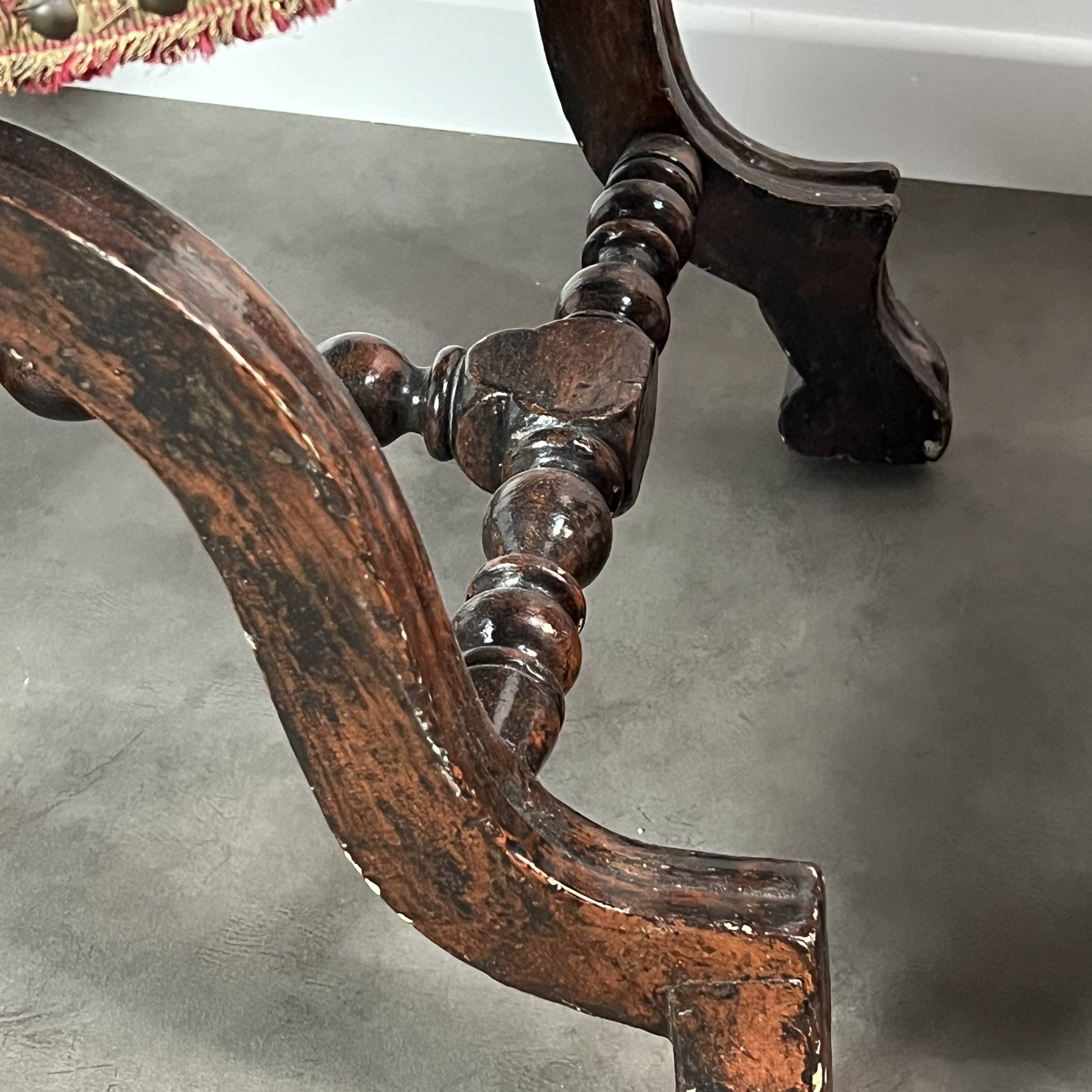 Fauteuil Curule, X-frame chair, William & Mary avec son repose-pied XVIIe