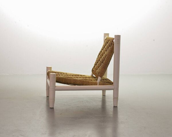 Fauteuil et tabouret bas en osier blanc et chêne de style Charlotte Perriand
