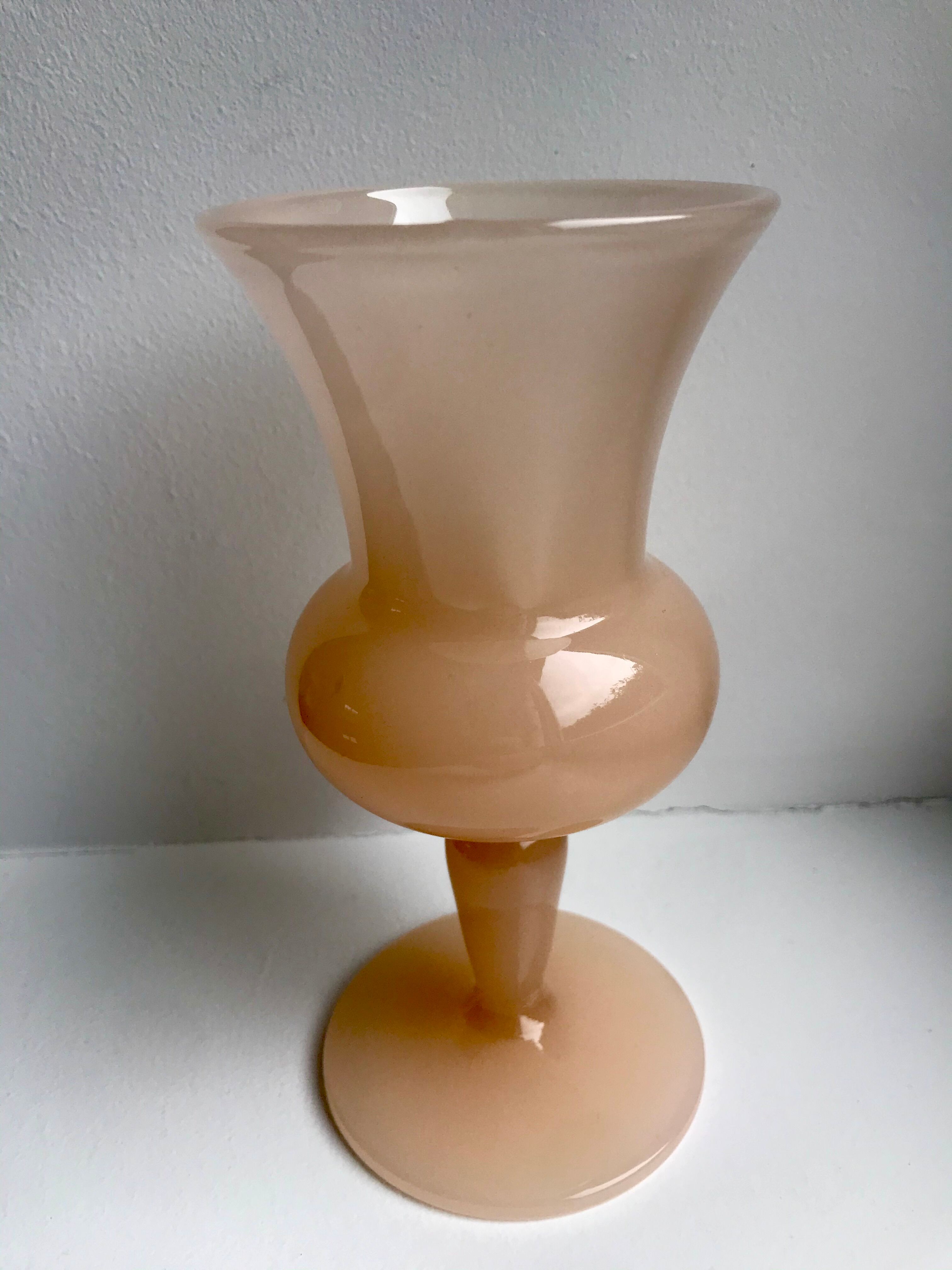 Vase en opaline rose pâle années 50-60