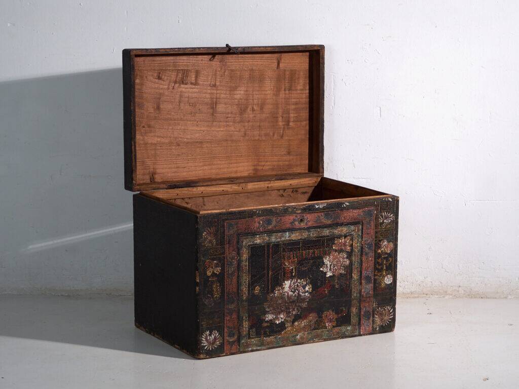 Antique chest painted in pine wood – China, around 1900