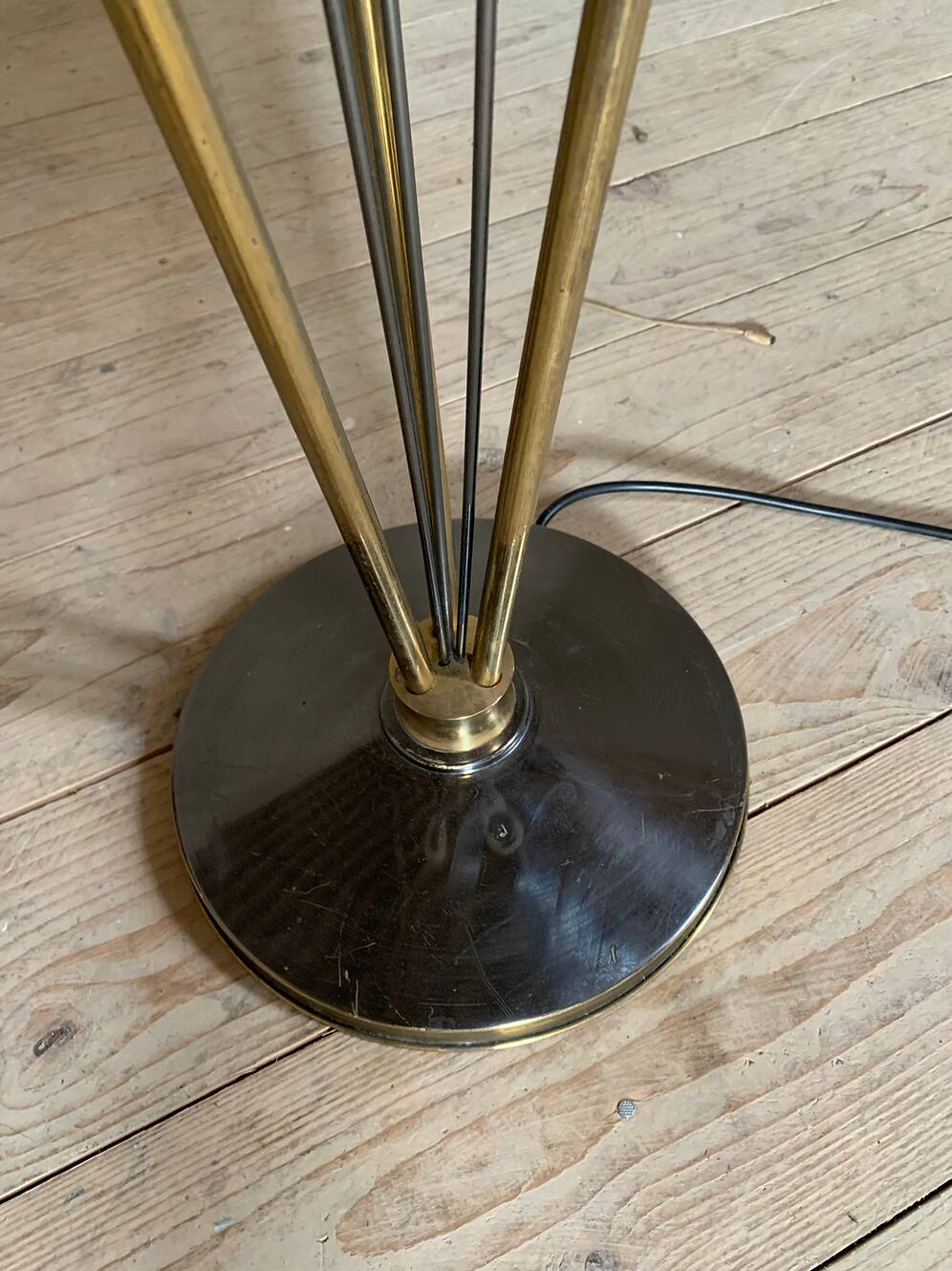 Vintage reed floor lamp in black metal and brass with three white opalines