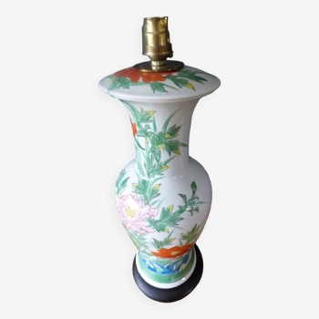 Pied de lampe chinoise en faience blanche avec décor de fleurs
