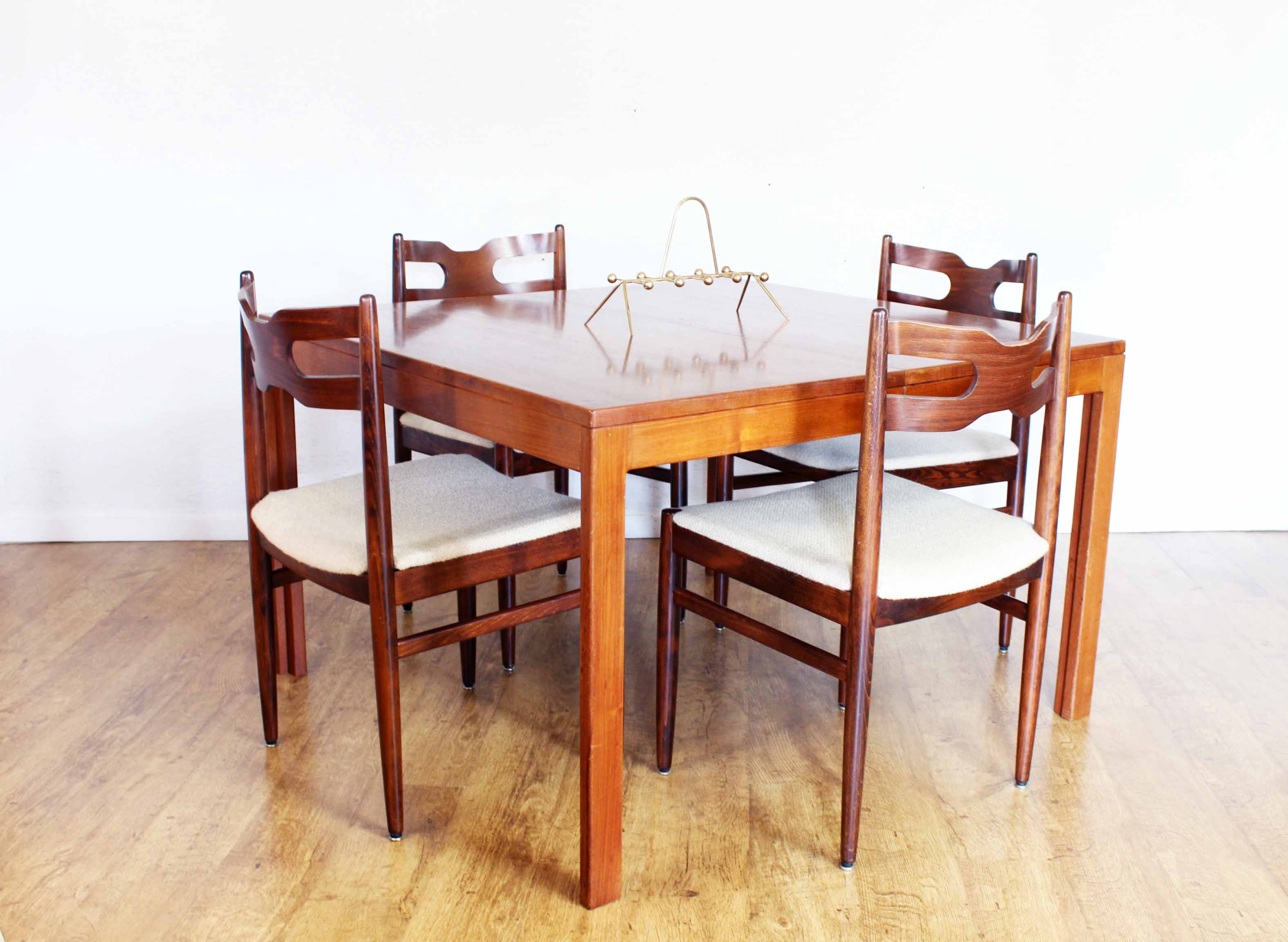 Table scandinave extensible en teck 4 à 10 personnes