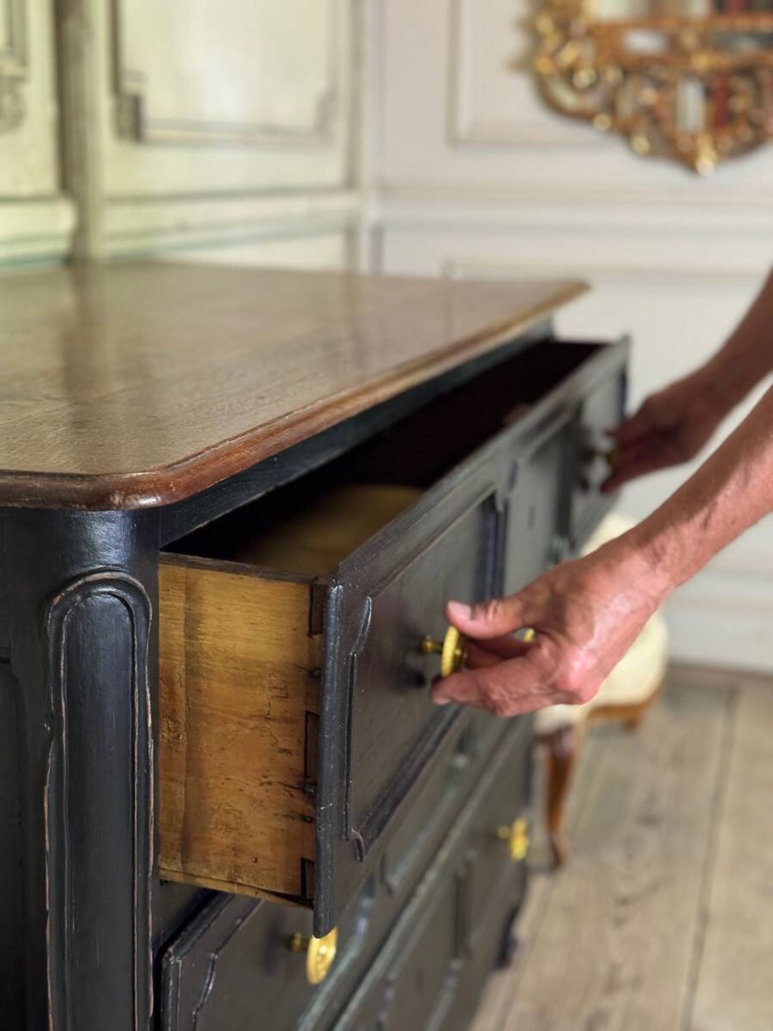 Commode en chêne Louis XV, patine noire, XVIIIe siècle