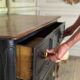 Commode en chêne Louis XV, patine noire, XVIIIe siècle
