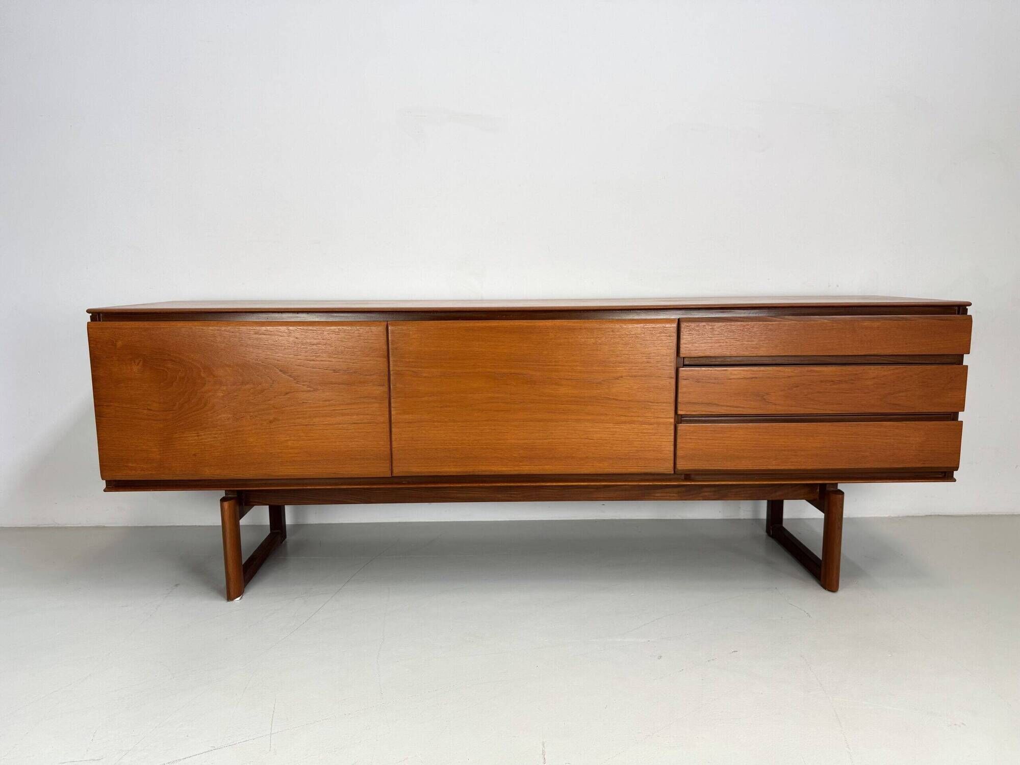 Vintage sideboard White an Newton