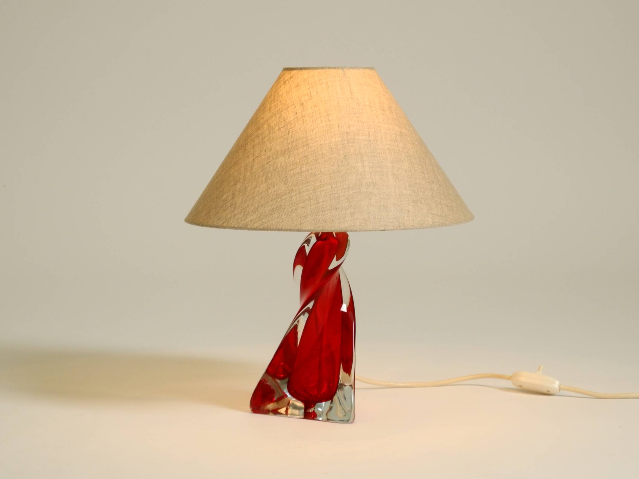 Lampe de table du milieu du siècle en verre cristal solide rouge et transparent.