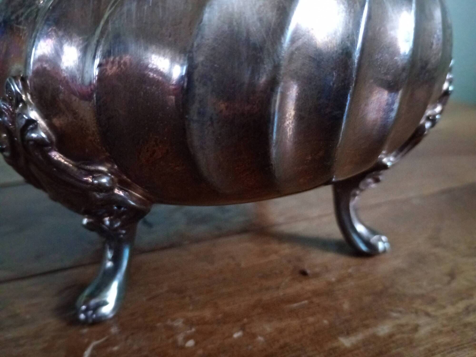 Victor Saglier - Tea & coffee service - Art Nouveau - corrugated silver metal