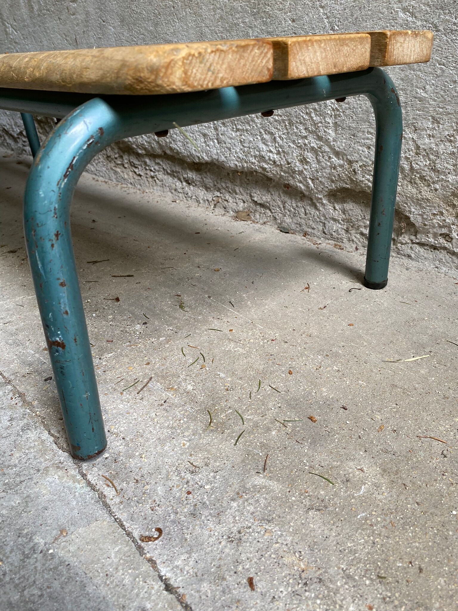 Vintage wood kindergarten bench and tubular structure in Long lacquered metal. 2m / High. 25 cm