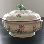 Vegetable dish with floral decoration