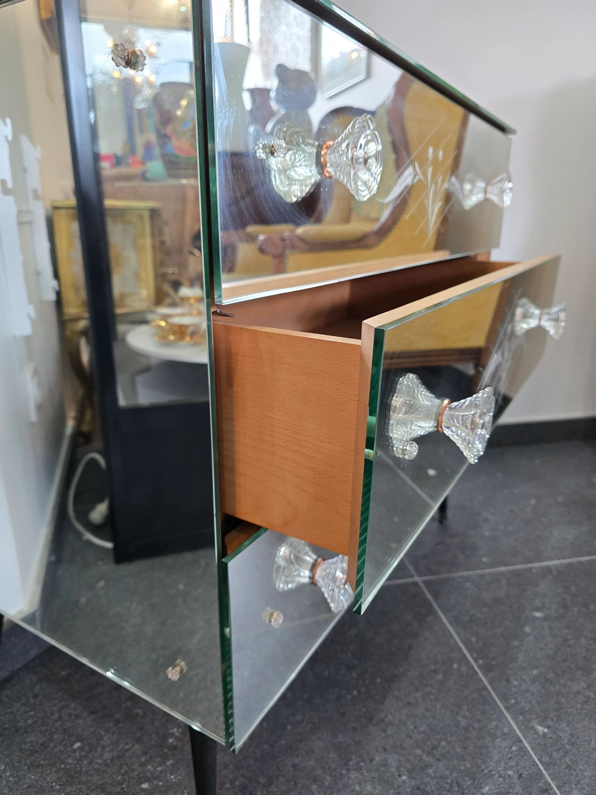 Venetian mirrored commode with 3 drawers