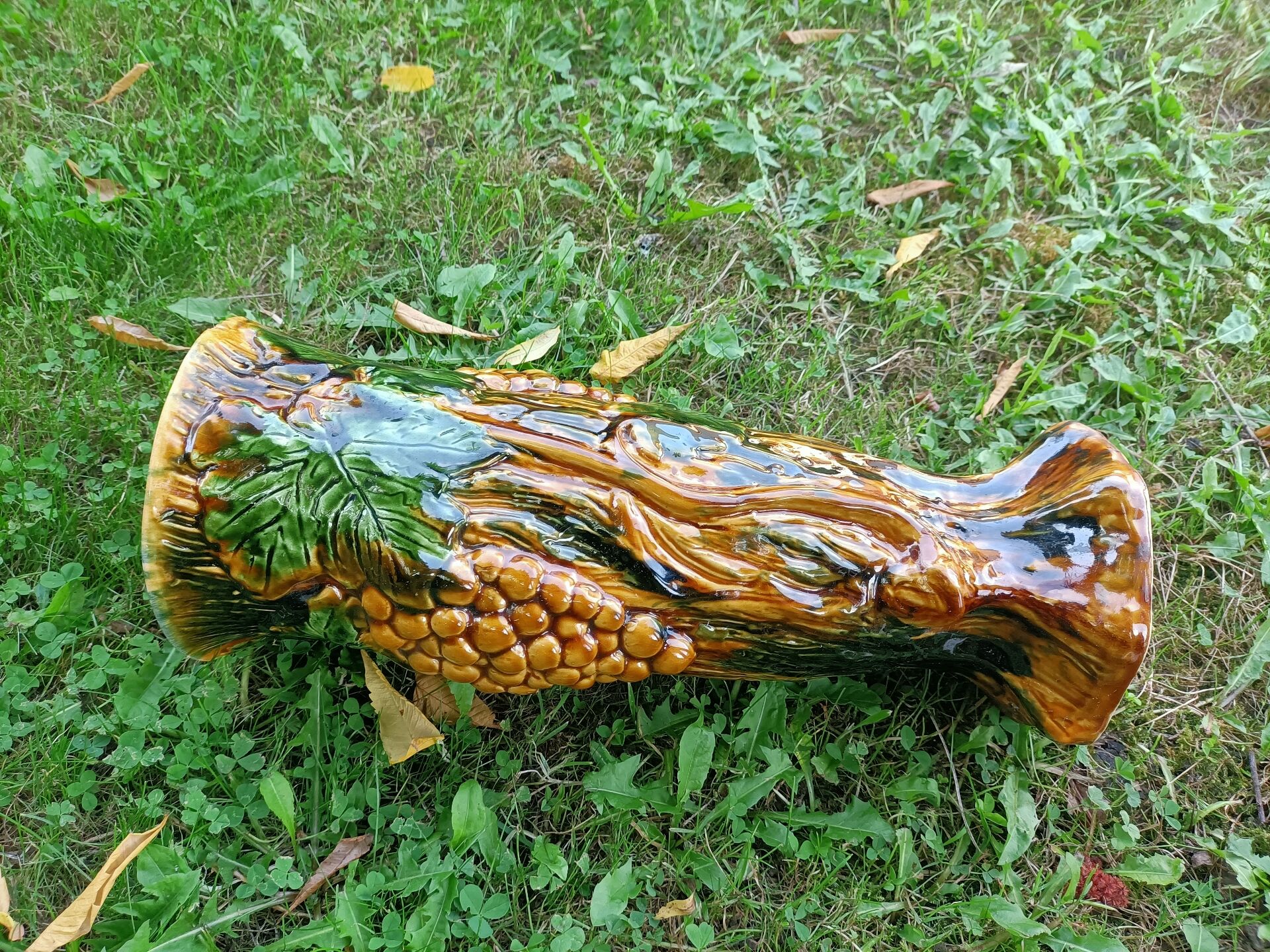 Retro Grapevine Barbotine Vase