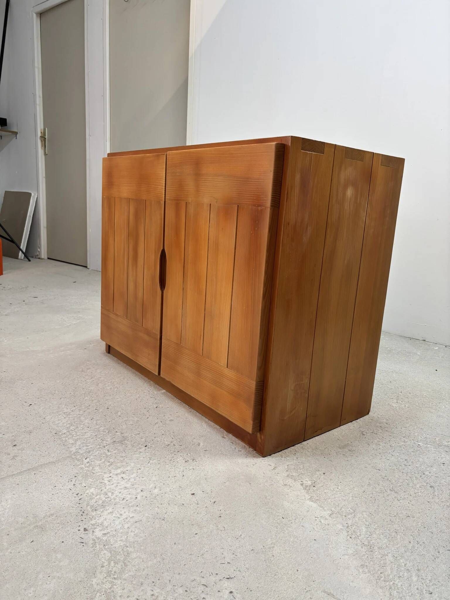 Two-door buffet in solid pine from the Regain house.