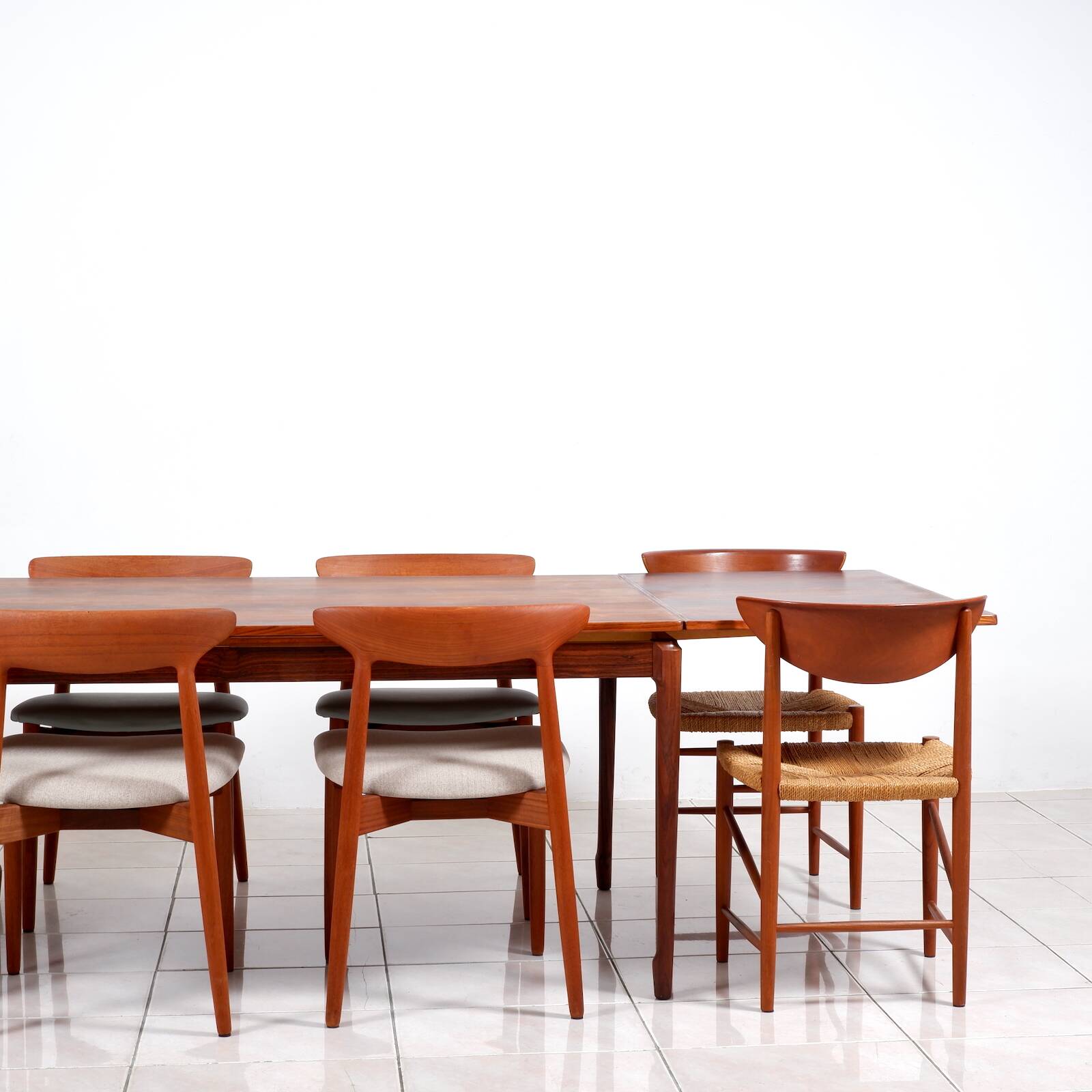 Grande table à manger extensible en palissandre brésilien par H. Sigh & Son