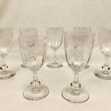 Série de sept verres à pied anciens en cristal gravé, apéritif, digestif