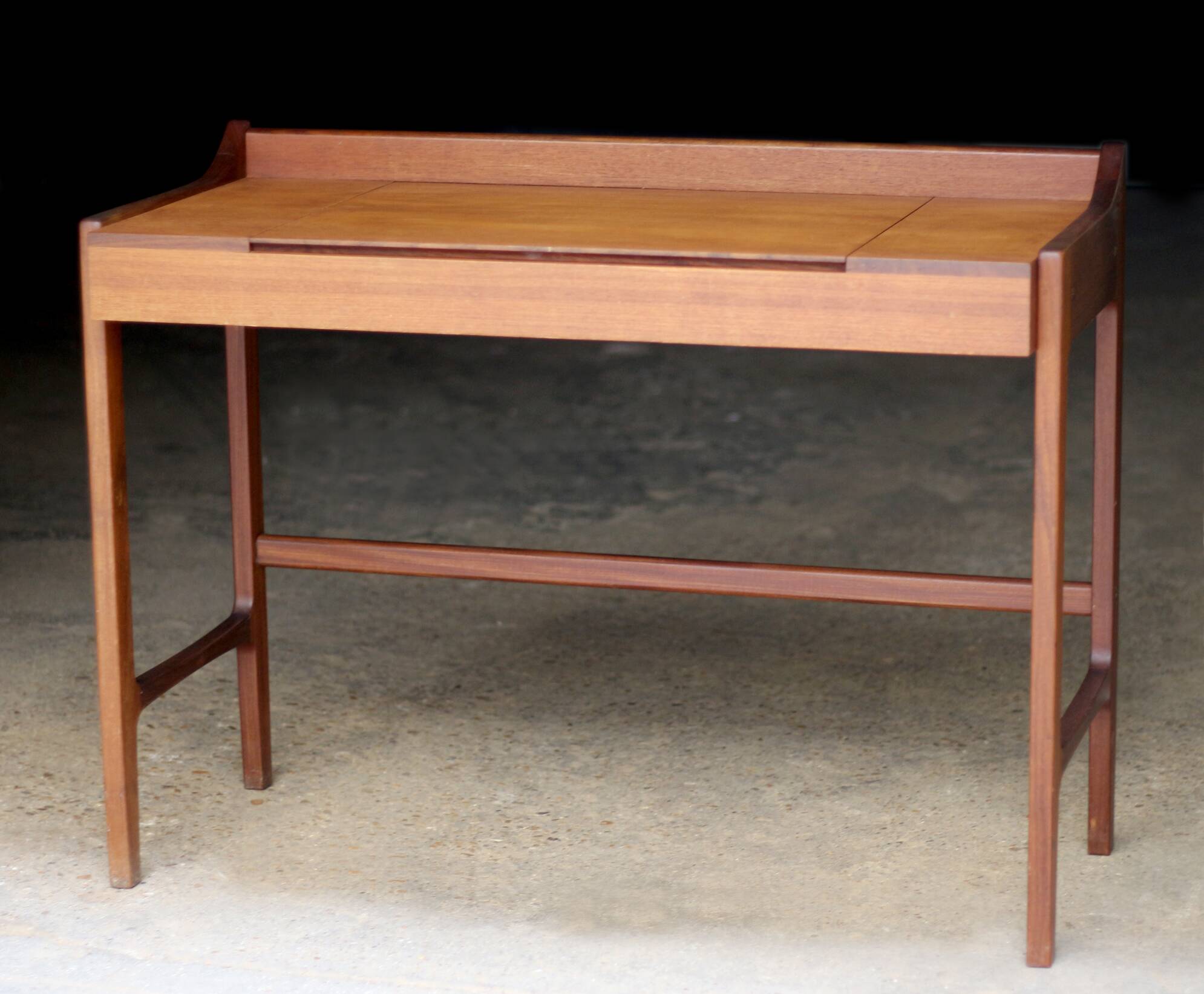 Succession LACOSTE: Scandinavian teak desk hairdresser (1960s).