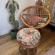Tabouret vintage en rotin et coussin en tissu