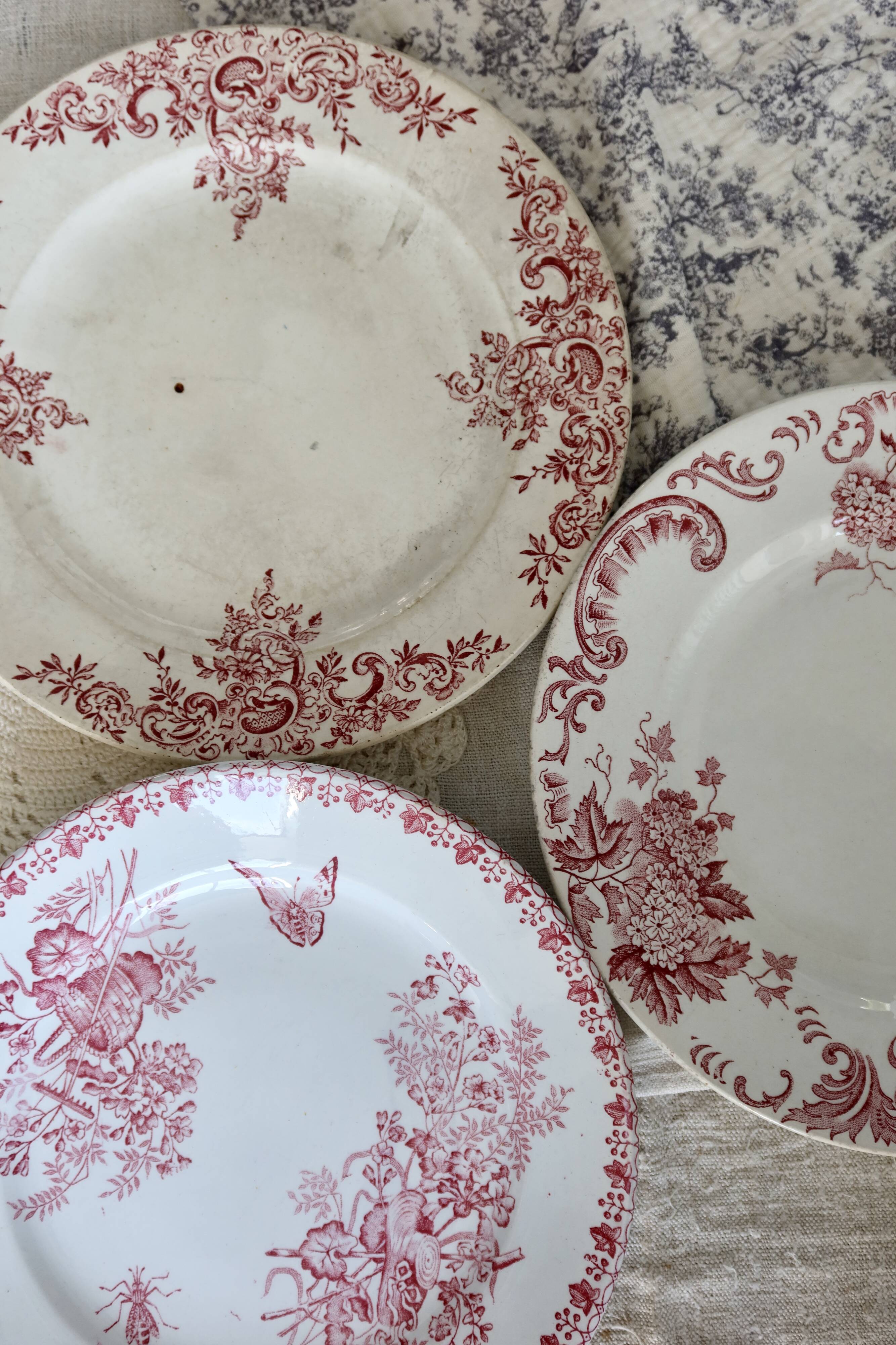 3 assiettes plates antiques dépareillées terre de fer rouge