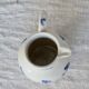Pichet antique terre d'acier Saint-Uze motif fleuri bleu cobalt