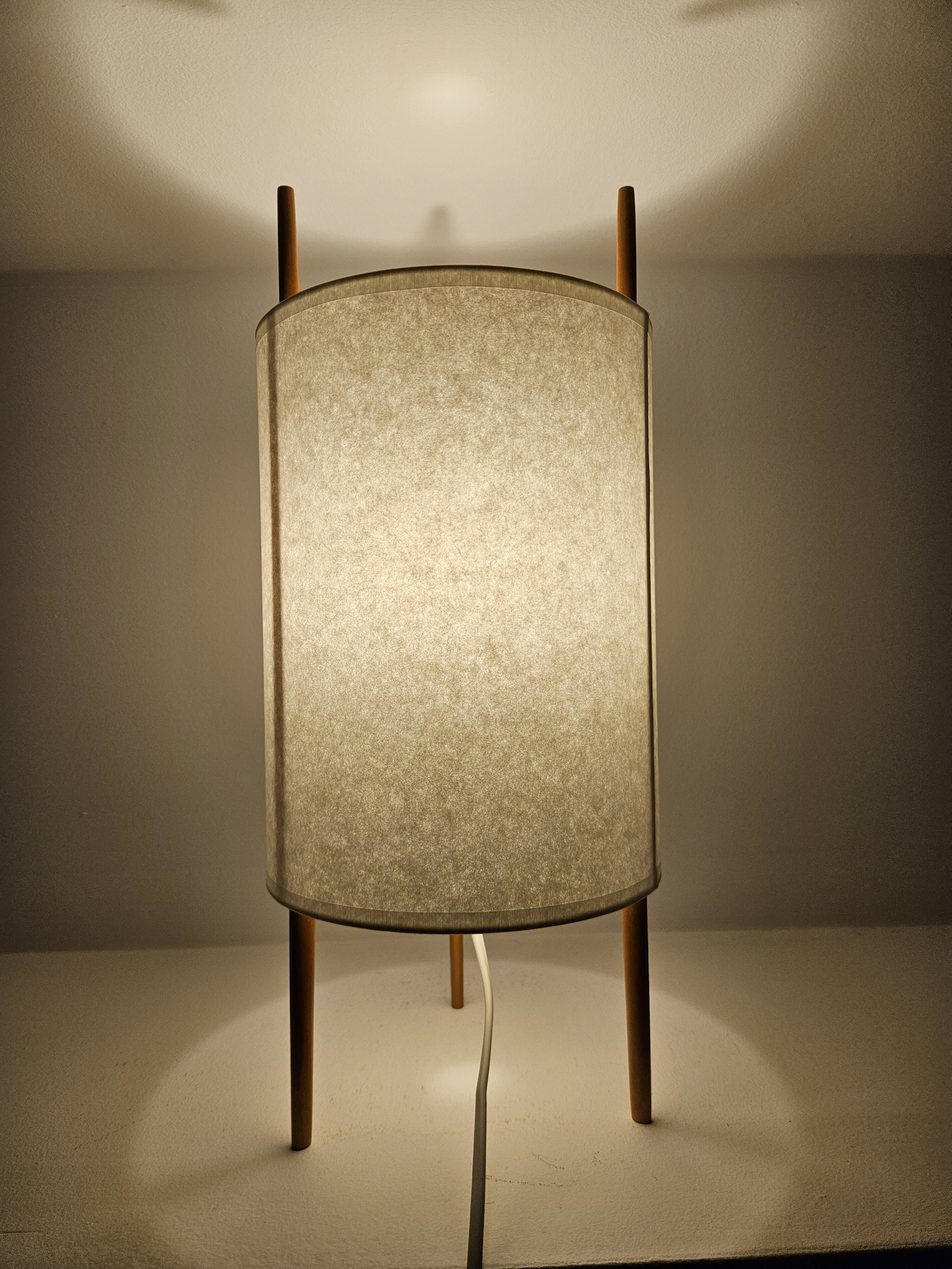 Cylindrical desk lamp "No 9", Isamu Noguchi, Knoll, 1940s.