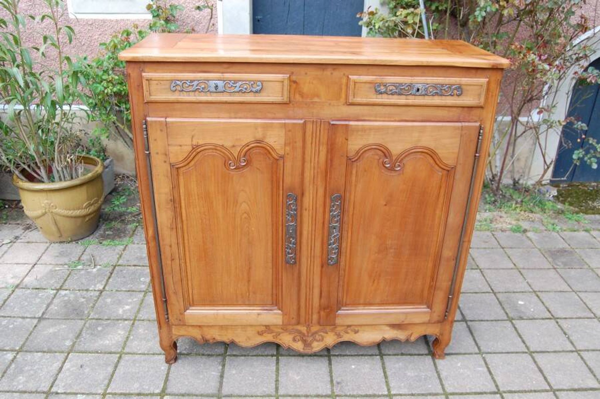 Louis XV buffet in cherry wood from the 19th century.