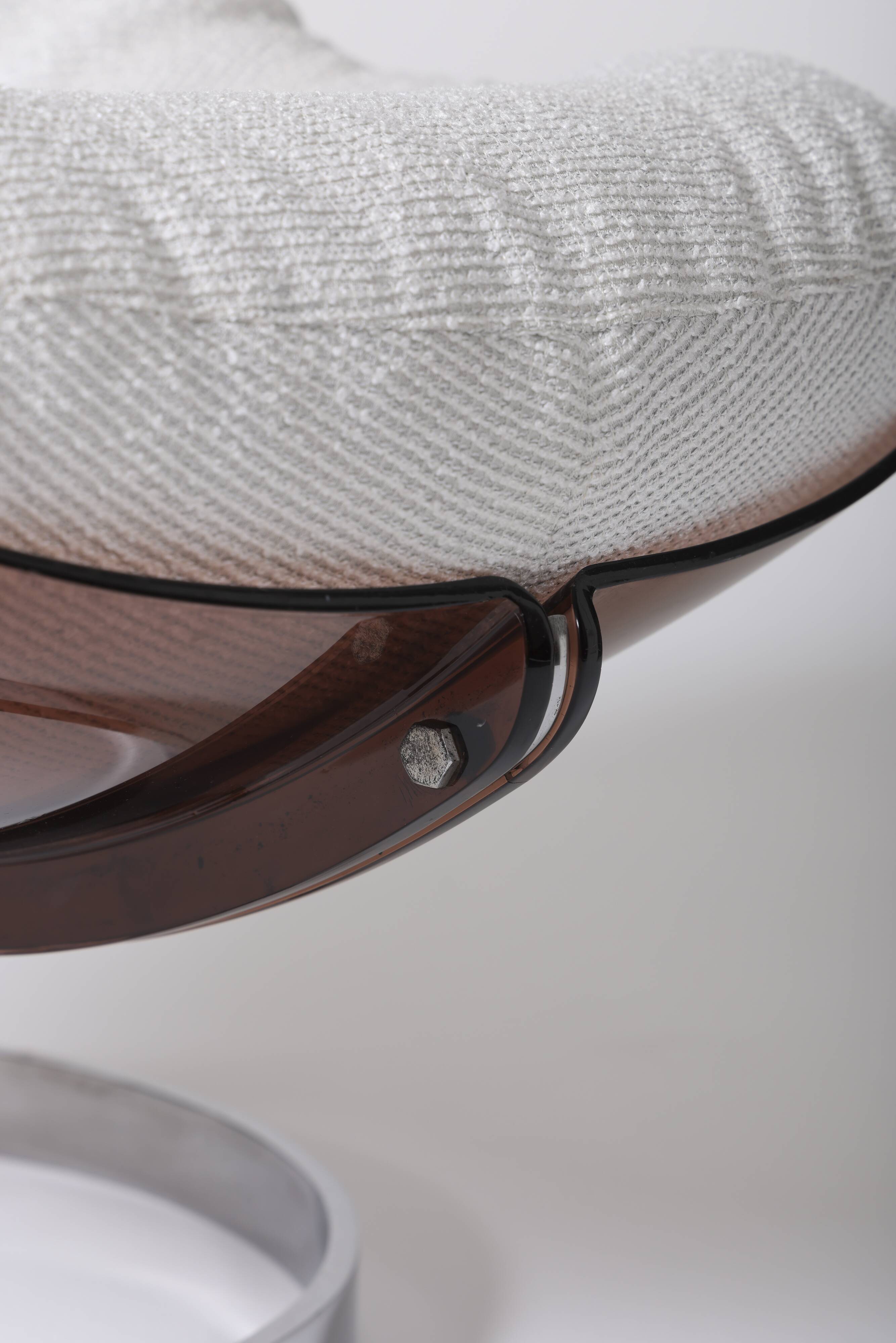 Fauteuil arrondi en bouclette blanc pied métal doré