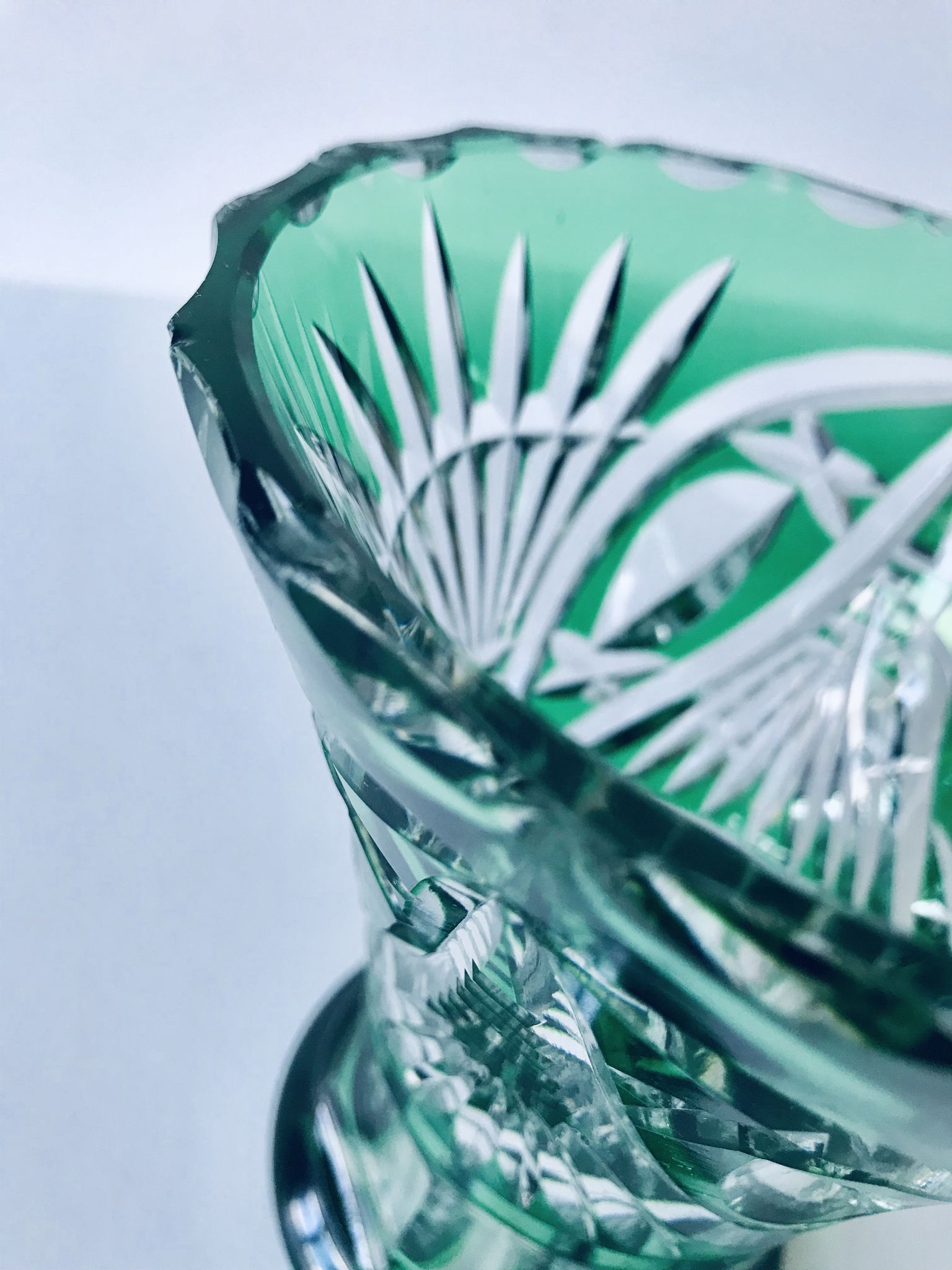 Vase Art Déco en cristal taillé vert