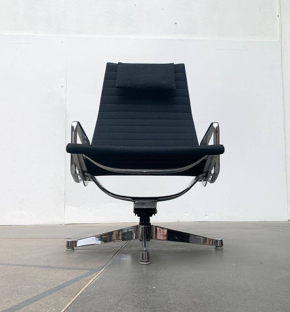 Set of aluminium chairs EA 124 Mid-Century by Charles & Ray Eames for Herman Miller, 1960s.