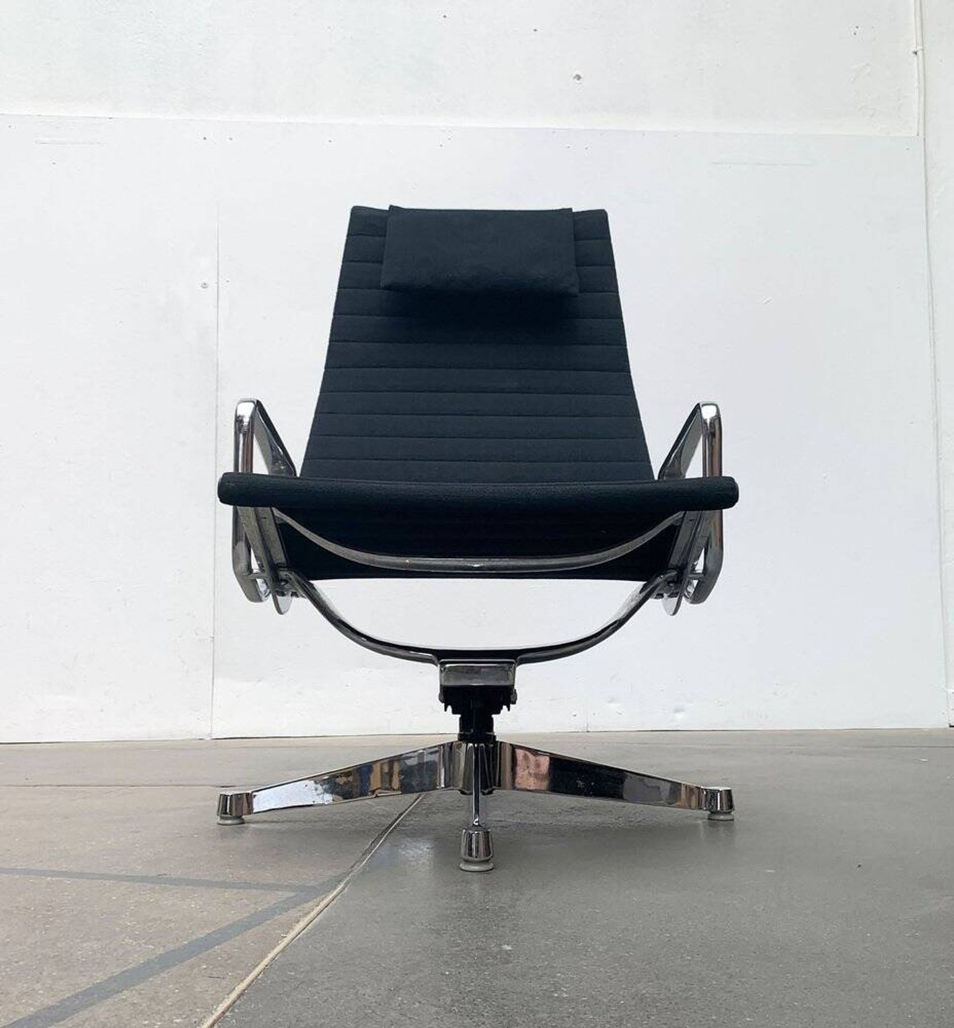 Set of aluminium chairs EA 124 Mid-Century by Charles & Ray Eames for Herman Miller, 1960s.