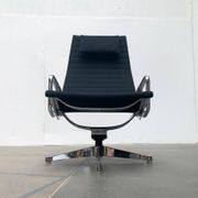 Set of aluminium chairs EA 124 Mid-Century by Charles & Ray Eames for Herman Miller, 1960s.