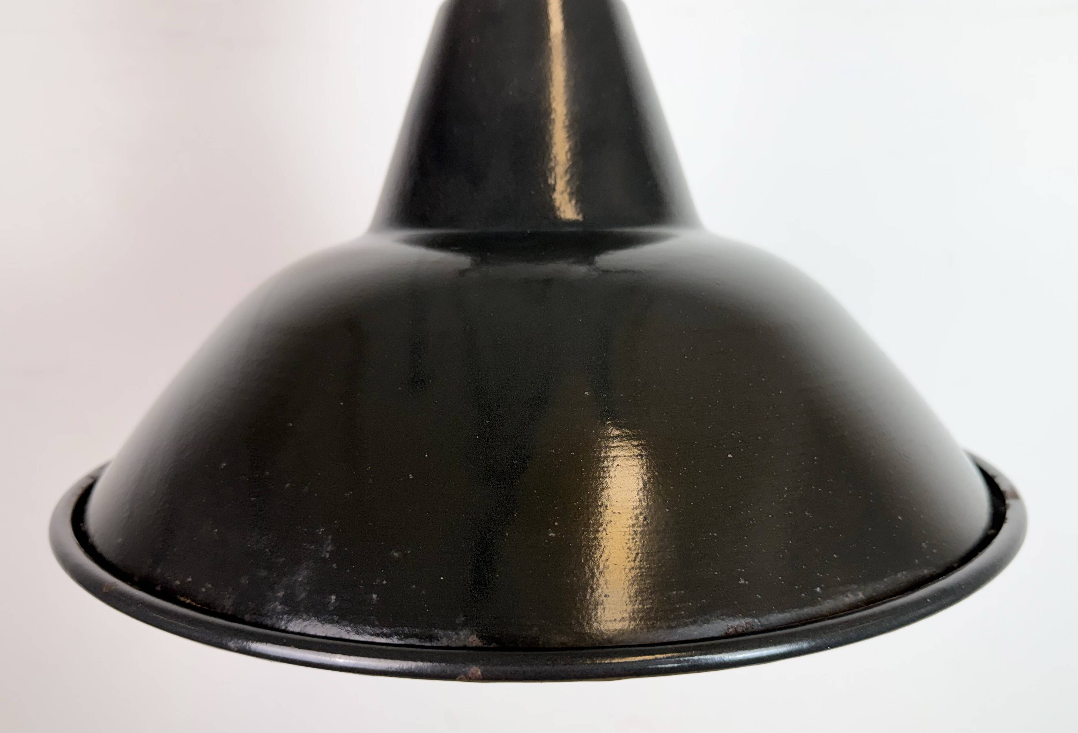 Ensemble de 4 lampes suspendues en émail noir industriel d'Elektrosvit, années 1960.