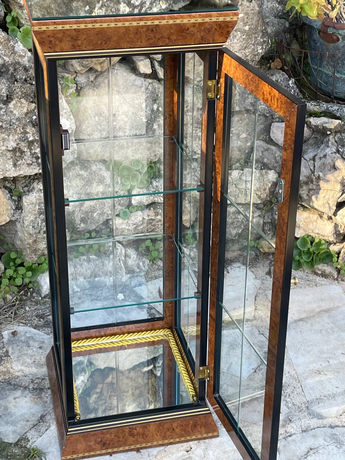 Pair of display cases in magnifying glass and black & gold lacquer, 20th century period