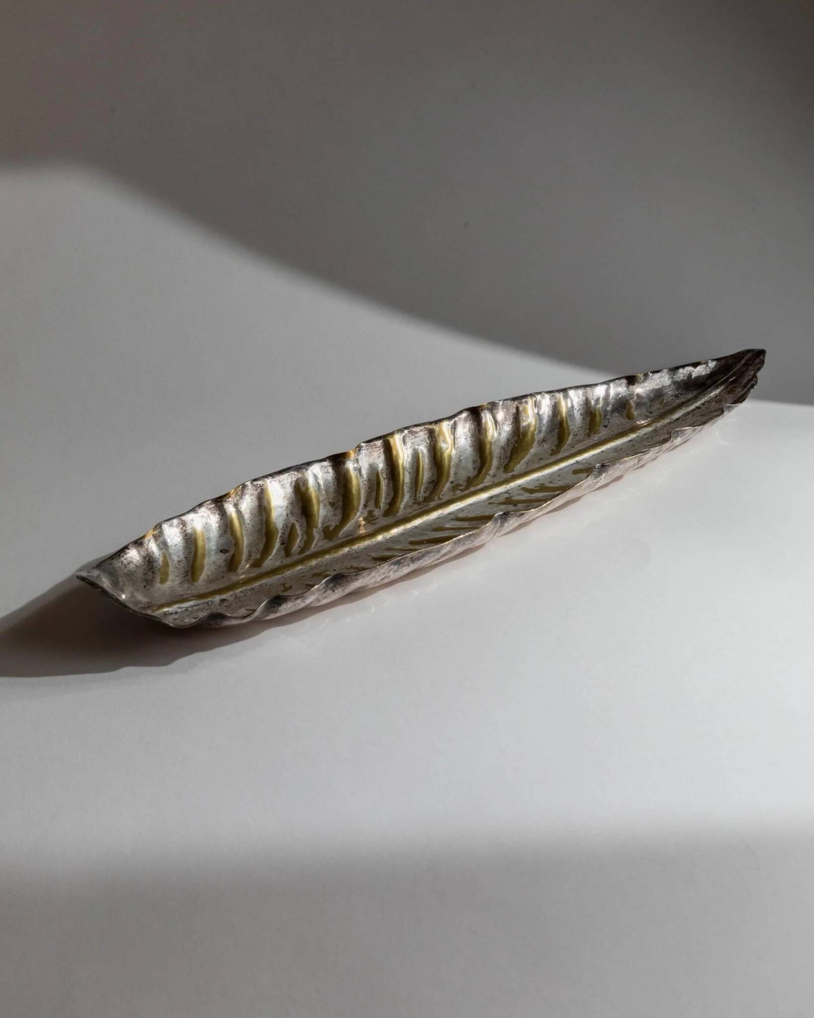 Large vintage bowl in the shape of a leaf in silver metal with gold details - Mid-Century design Italy 1970s