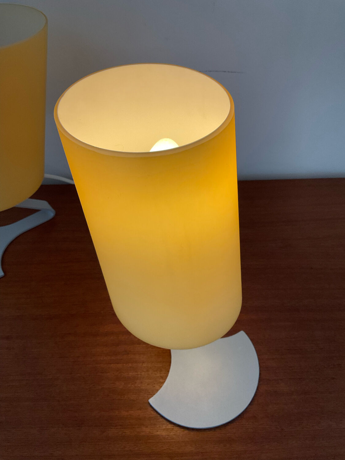 Paire de lampes design en opaline jaune et métal