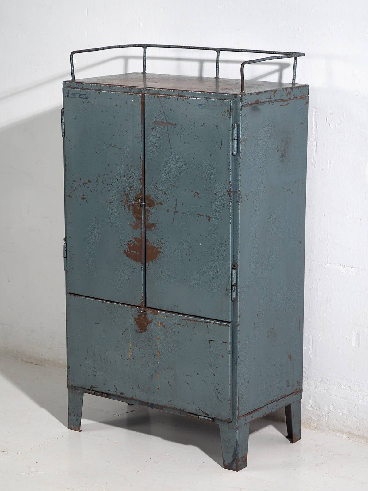 Armoire de style industriel à patine bleue (c.1950)