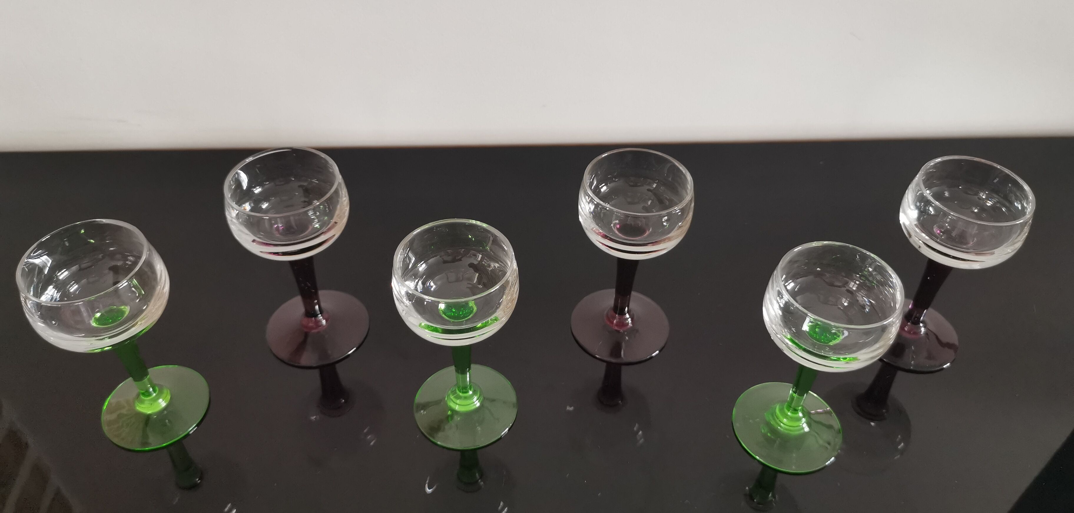6 anciens verres à liqueur en cristal sur pieds de couleurs  des années 20/30