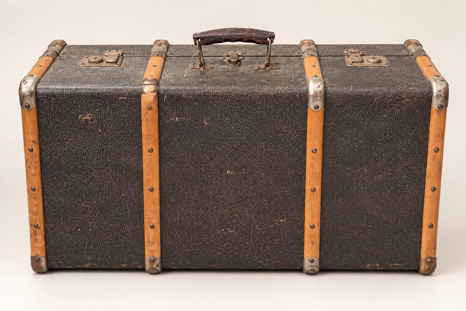 Vintage travel trunk – Wood, textured canvas and metal fittings