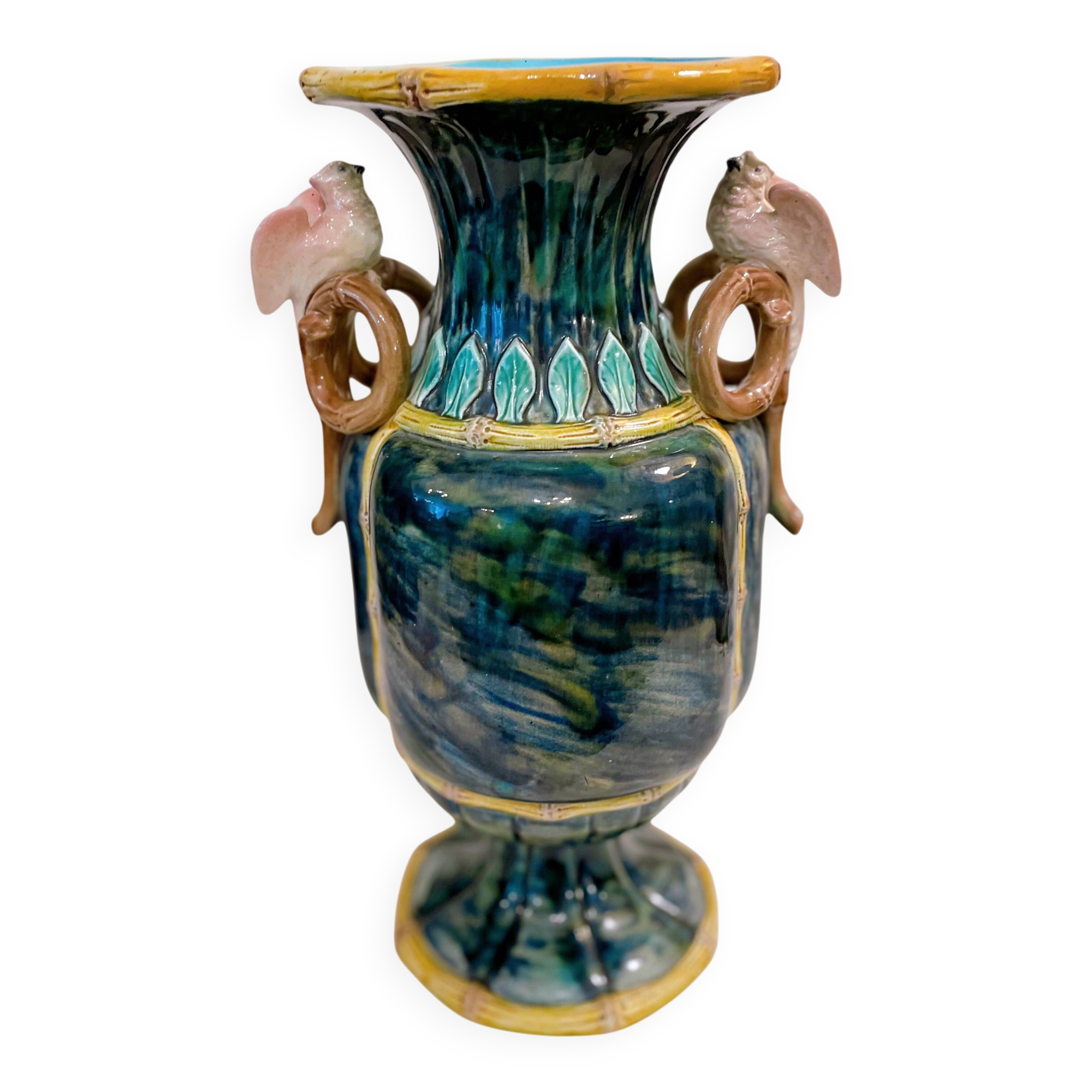 Vase en barbotine émaillée à décor d'oiseaux et bambou